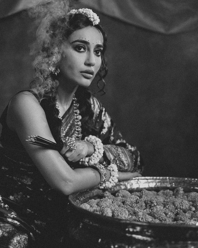 Surbhi Jyoti Lovely Vintage Looks In Black n White Surbhi Jyoti Lovely Vintage Looks In Black n White